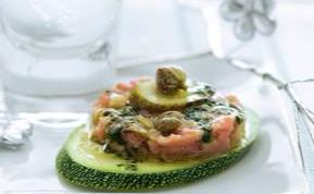 Gemarineerde kalfstartaar op gegrilde courgettes